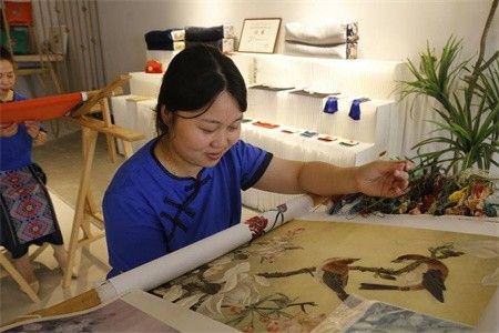 小小绣针传承“非遗”技艺——利川刺绣传承人陈红平