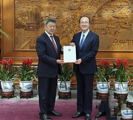 外交部礼宾司司长洪磊接受蒙古新任驻华大使恩赫包勒德