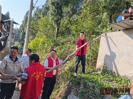 宣汉蒲江街道周桥社区爱心送水润民心