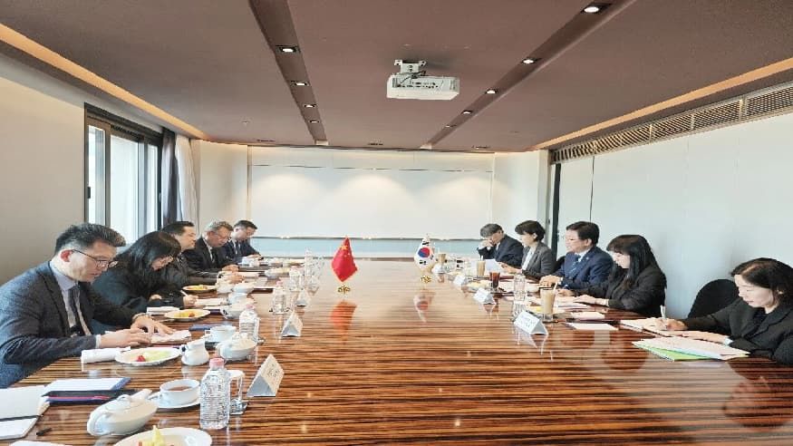 戴兵大使会见韩国教育部部长崔教振