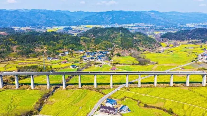 中国高铁清洁袋图案与窗外风景一样迷到你