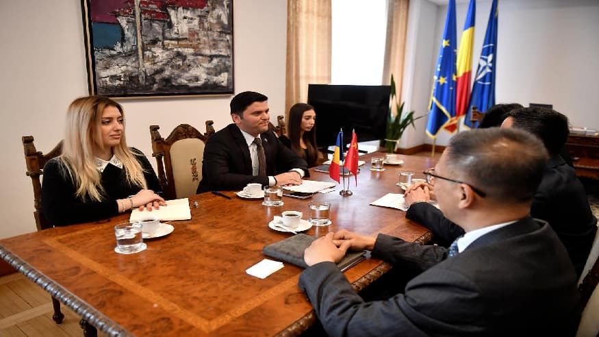 陈峰大使会见罗马尼亚副众议长科兹马