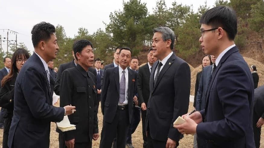 中国驻朝鲜使馆祭扫定州市、龟城市中国人民志愿军烈士陵墓