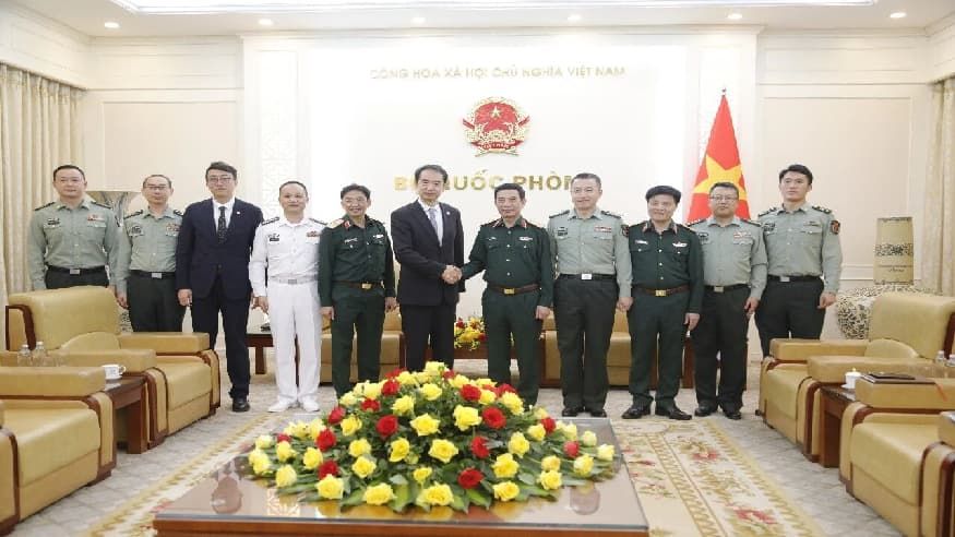 何炜大使拜会越南国防部长潘文江