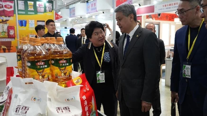 王亚军参观第24届平壤春季国际商品展