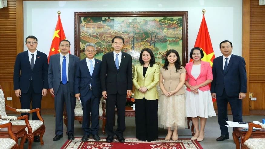 何炜大使会见越南文化体育旅游部部长林氏芳清