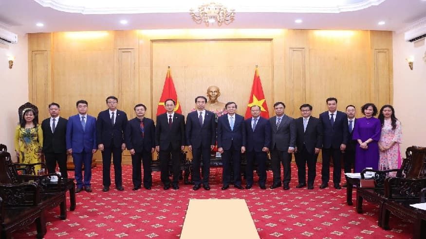 何炜大使会见越南胡志明国家政治学院院长段明训