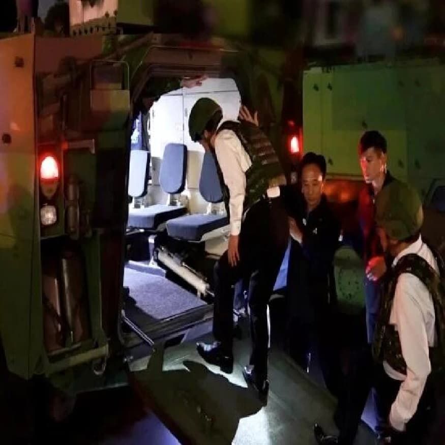 赖清德登上装甲车，模拟逃避“斩首行动”