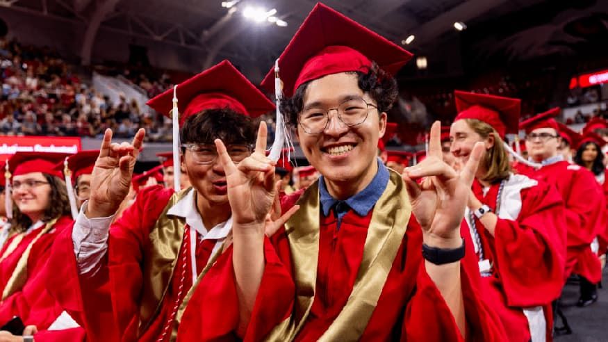 中国学生留美困局：签证审查趋严、身份管理收紧