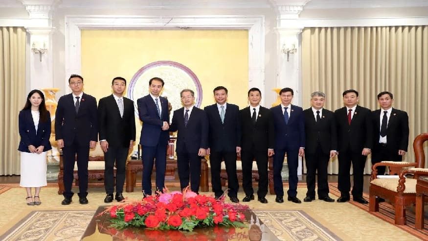 何炜大使会见越南最高法院院长阮文广