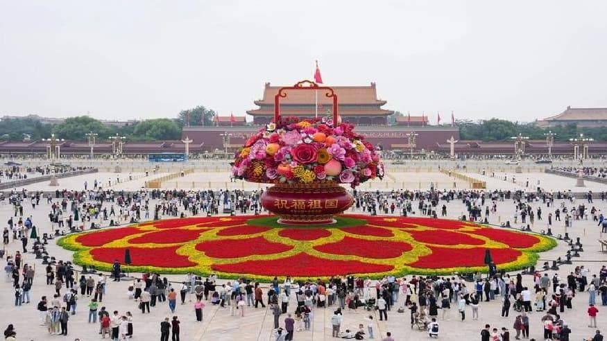 大广场，大花篮，这份祝福很中国！