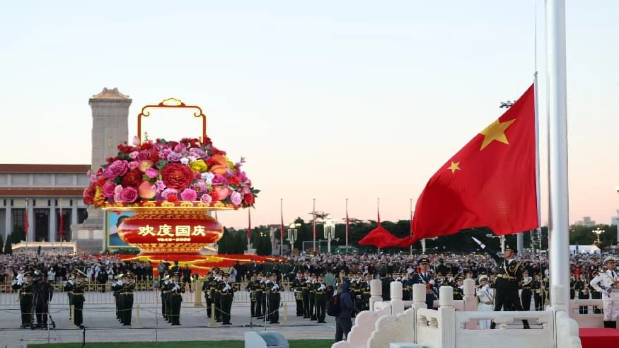 天安门升旗，“陆地航母”与国同庆，张张精彩震撼全球