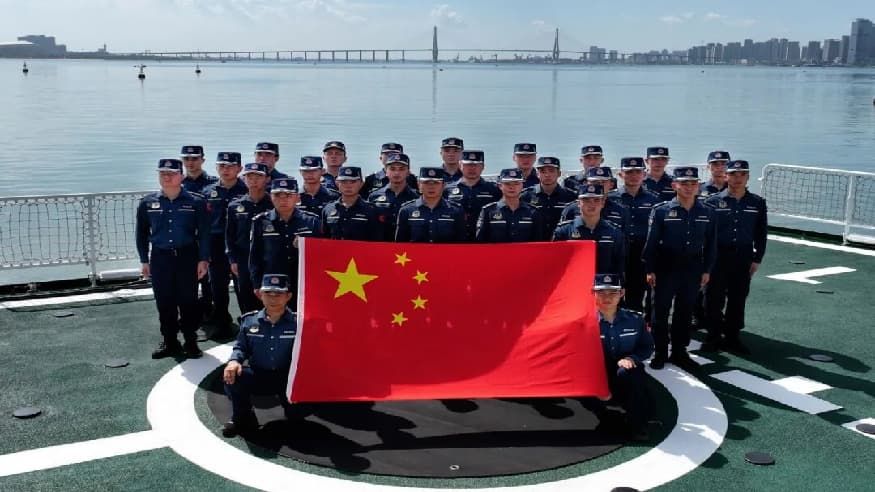 万里海疆同升一面旗 共祝祖国好！