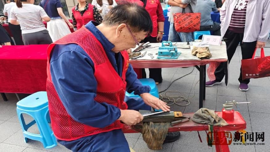 “亭有爱”送服务 暖重阳入家门