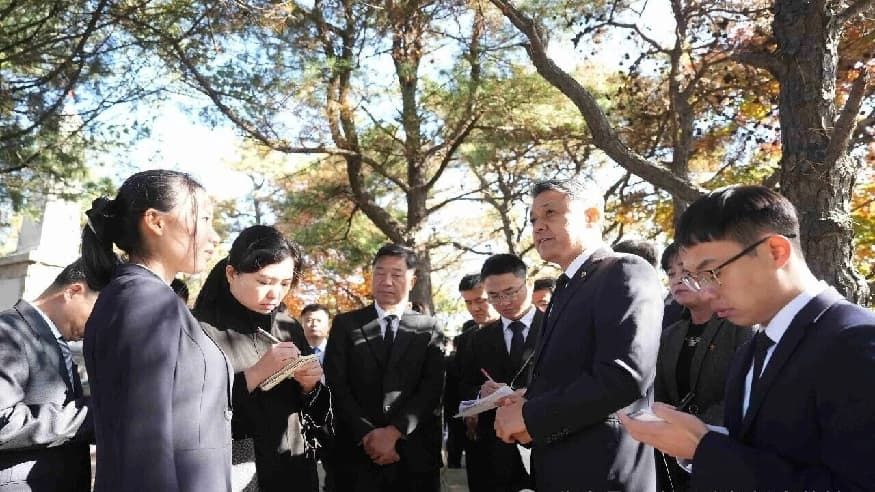 中国驻朝鲜使馆凭吊平原郡见龙水库纪念碑
