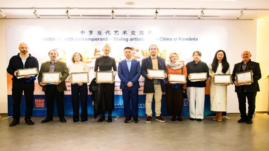 《远与近：客里相逢》中罗艺术联展开幕