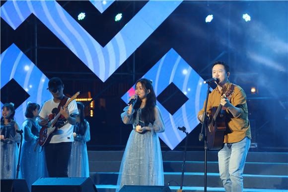 7乐队与彭水思源中学学生合唱《星光》。通讯员 赵琴  摄